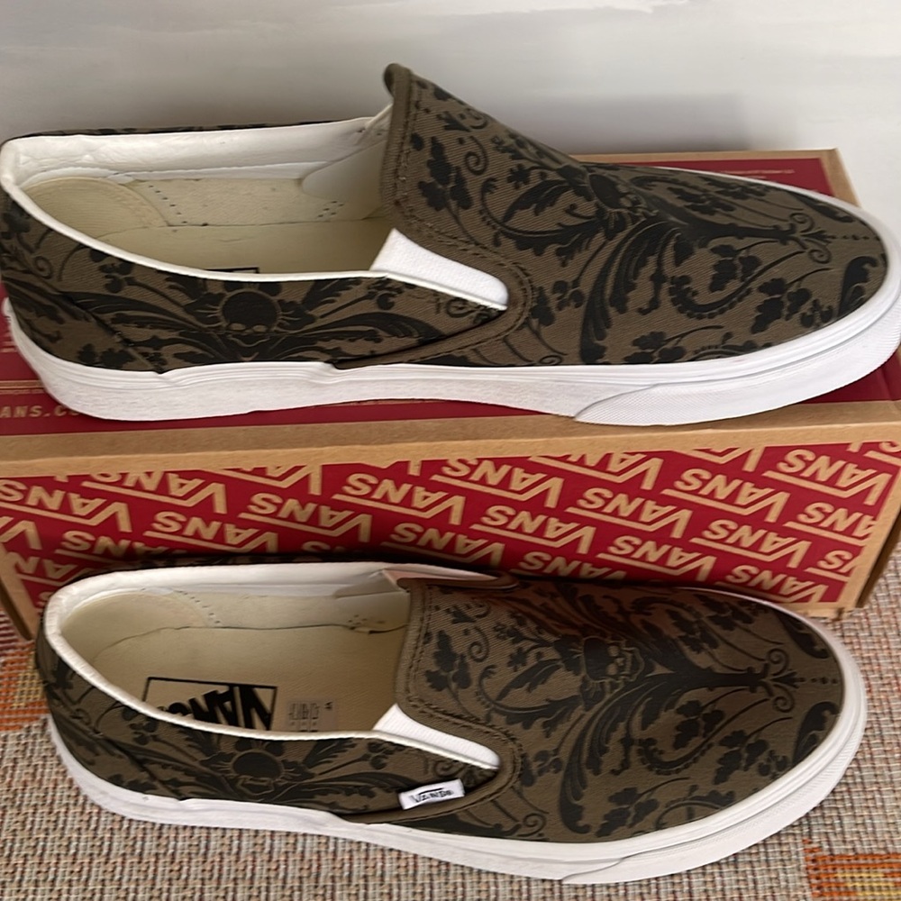 Vans WMNS Classic Slip-On
Skull Tapestry Grape Leaf
VN0A5A080FI
Sneakers - Picture 4 of 16